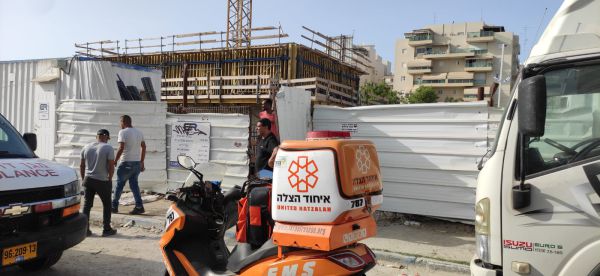 שיפוד ננעץ בראשו של פועל בבת ים – מצבו קשה