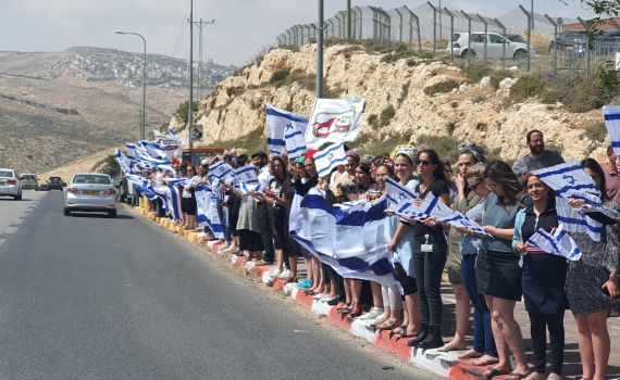 מרגש: תושבי בנימין במחווה למשפחה של נעם רז • צפו