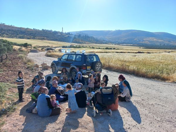לאחר שניצלה ממטען: האם הפגינה ליד הכפר העוין
