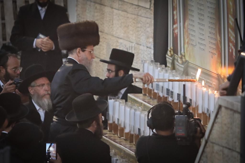 מרגש: הדלקת נרות לזכר 45 הרוגי מירון | צפו