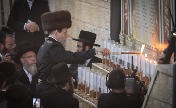 מרגש: הדלקת נרות לזכר 45 הרוגי מירון | צפו