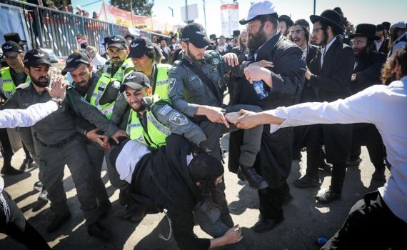 העיתונאי החרדי מטיף לשוטרים על האלימות במירון