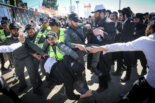 העיתונאי החרדי מטיף לשוטרים על האלימות במירון