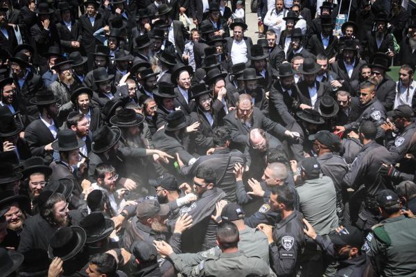 מהומות במירון: מאות פרצו לקבר והתעמתו עם שוטרים
