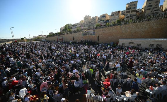מרגש: אלפי ילדי אלעד צעדו סמוך למקום הטבח המחריד
