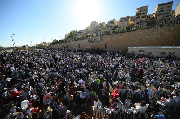 מרגש: אלפי ילדי אלעד צעדו סמוך למקום הטבח המחריד