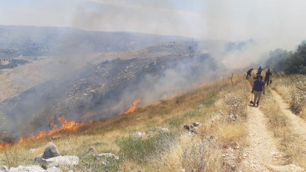 שריפה מתפשטת במהירות לכיוון הישוב הר ברכה