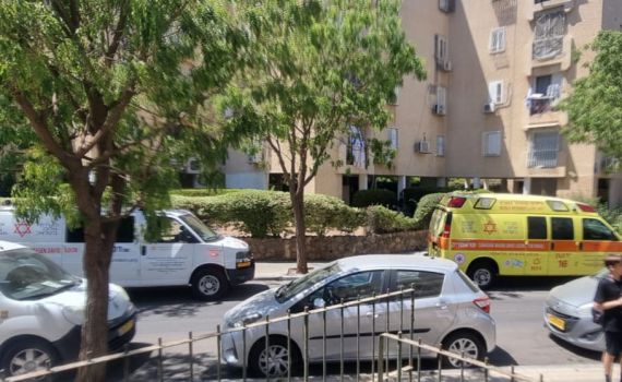 גבר כבן 70 נפל אל מותו מבניין בתל אביב