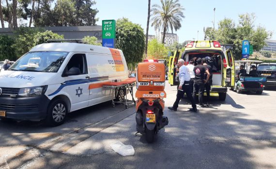 עובד מטבח נכווה משמן רותח; מצבו בינוני