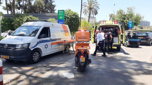 עובד מטבח נכווה משמן רותח; מצבו בינוני