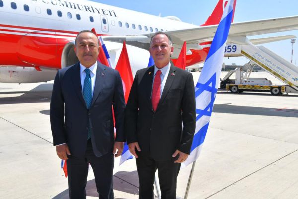 לראשונה זה 15 שנה: שר החוץ הטורקי נחת בישראל