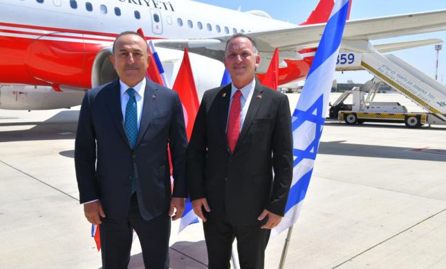  לראשונה זה 15 שנה: שר החוץ הטורקי נחת בישראל