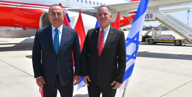 לראשונה זה 15 שנה: שר החוץ הטורקי נחת בישראל