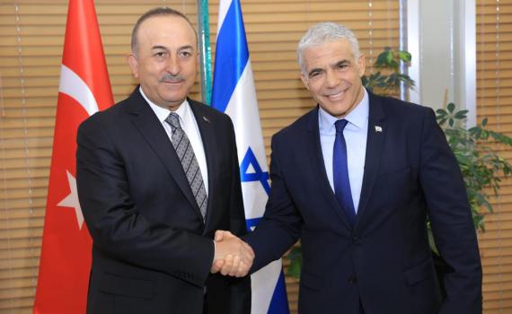 צ'בושולו: לטורקיה צריך להיות חלק בפתרון הסכסוך