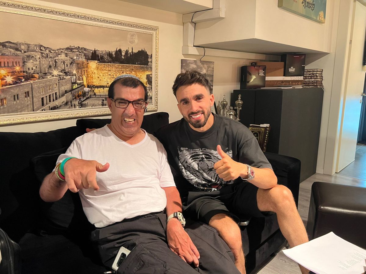 המחווה של מושיקו מור לבחור הלוקה בשיתוק מוחין