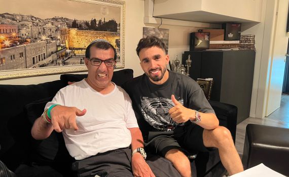 המחווה של מושיקו מור לבחור הלוקה בשיתוק מוחין