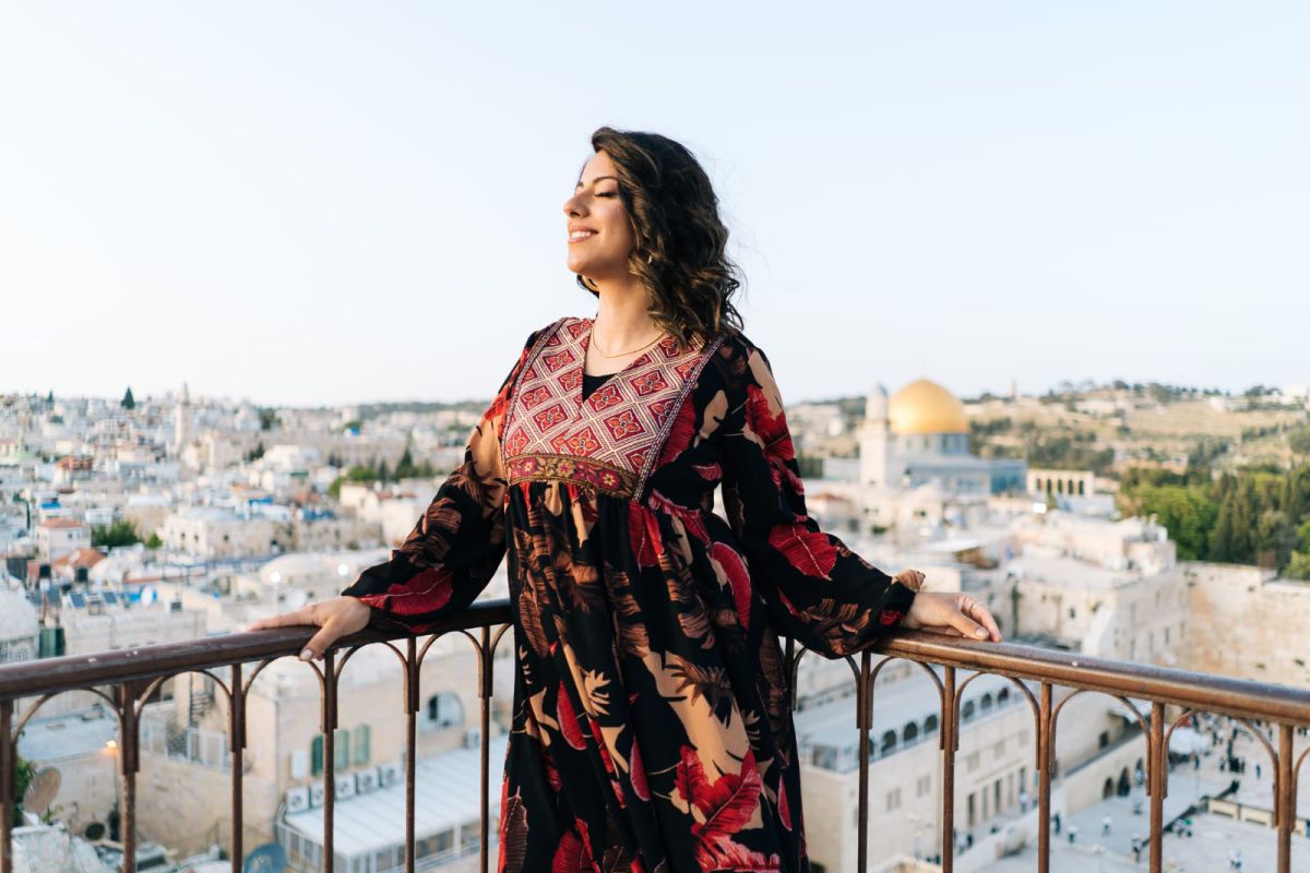 נירית חוטובלי בקליפ מיוחד לשיר "קריה יפהפיה"