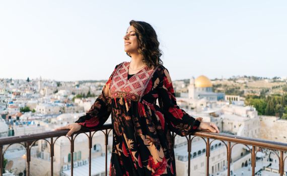 נירית חוטובלי בקליפ מיוחד לשיר "קריה יפהפיה"