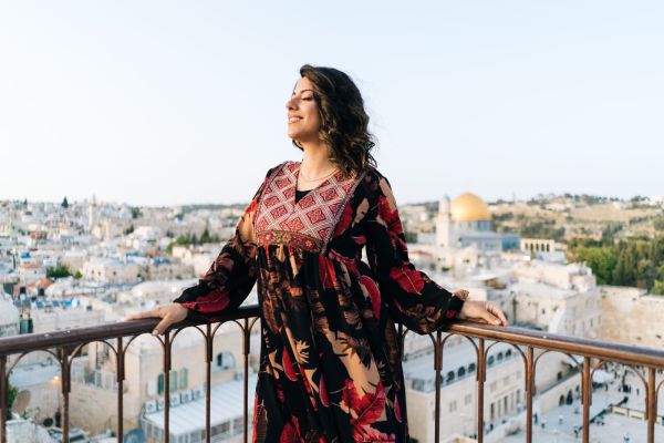 נירית חוטובלי בקליפ מיוחד לשיר "קריה יפהפיה"