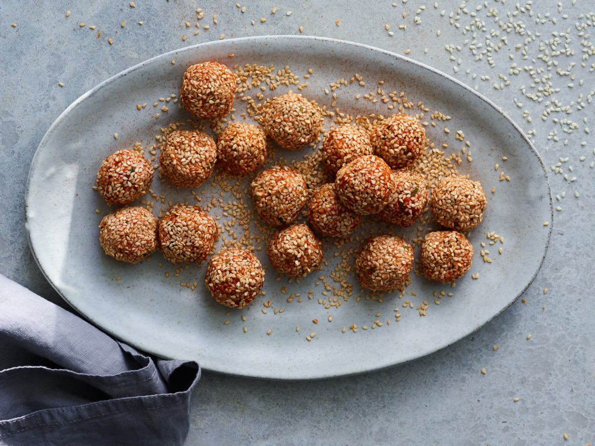 כולם אוהבים: מתכון לכדורי גבינה ועגבניות