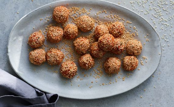 כולם אוהבים: מתכון לכדורי גבינה ועגבניות
