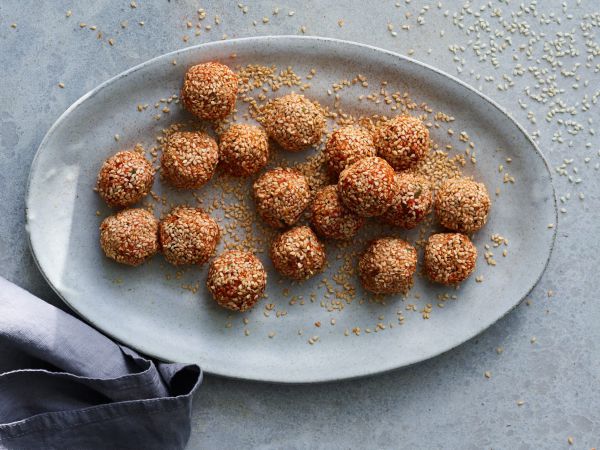 כולם אוהבים: מתכון לכדורי גבינה ועגבניות