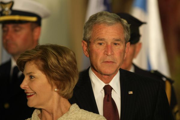 אופס: פליטת הפה המביכה של ג'ורג' בוש | צפו