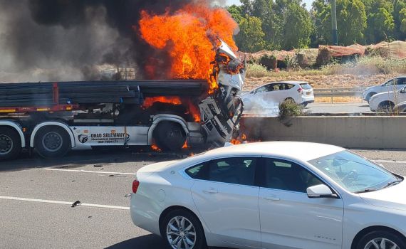 תאונה בכביש 6: משאית עלתה באש, הנהג נהרג