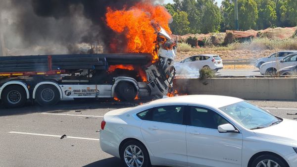 תאונה בכביש 6: משאית עלתה באש, הנהג נהרג