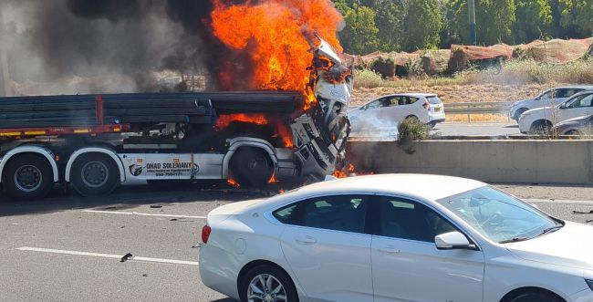 תאונה בכביש 6: משאית עלתה באש, הנהג נהרג