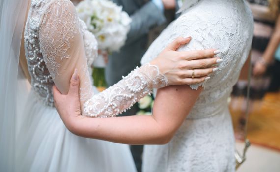 סערה באנגליה: בני עקיבא איחלו מזל טוב לזוג לסביות