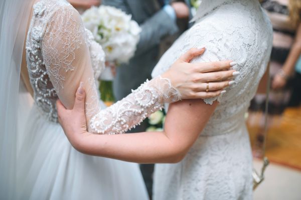 סערה באנגליה: בני עקיבא איחלו מזל טוב לזוג לסביות