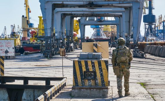 לראשונה מאז כיבושה: ספינה יצאה מנמל מריופול