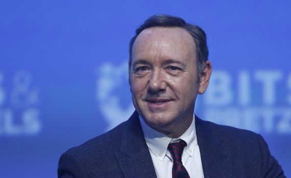 קווין ספייסי מואשם בשורת תקיפות מיניות