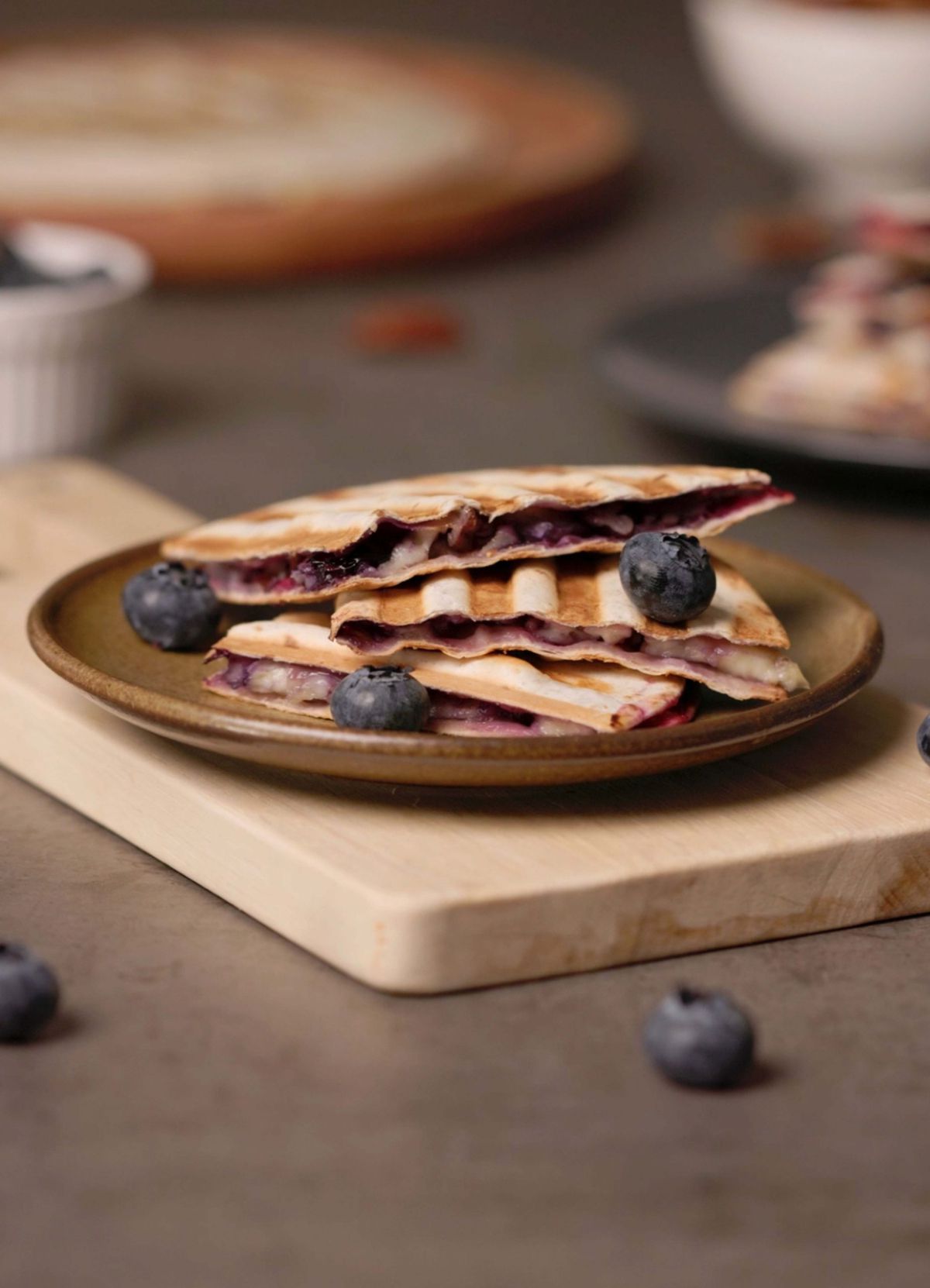 פינוק לשבועות: קסדיות אוכמניות וגבינת ברי