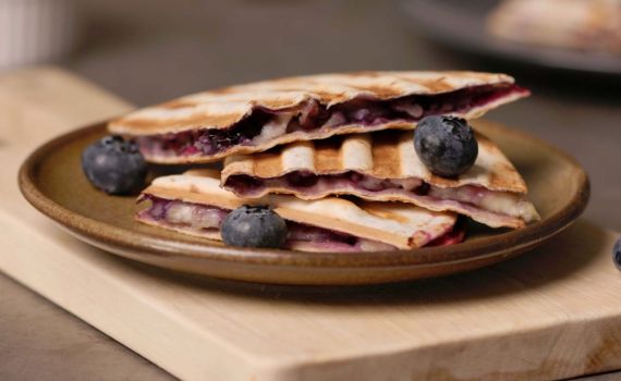 פינוק לשבועות: קסדיות אוכמניות וגבינת ברי