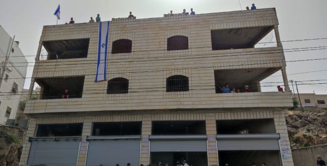 "בית התקומה": יהודים מאכלסים מבנה חדש בחברון