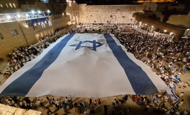  מרגש: דגל ישראל ענק נפרש ברחבת הכותל המערבי