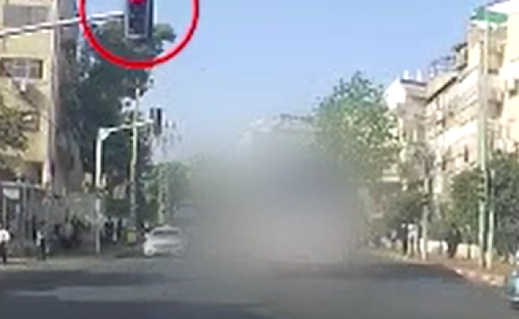 אוטובוס מלא באנשים עובר באדום מלא | צפו