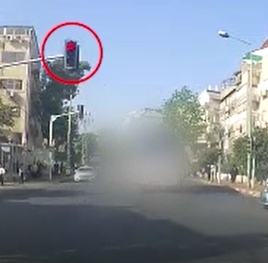 אוטובוס מלא באנשים עובר באדום מלא | צפו