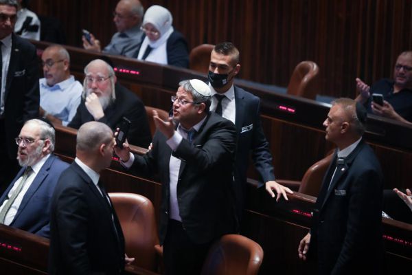 תקדים: ח"כ בן גביר הוצא מהמליאה בגלל שצילם|צפו
