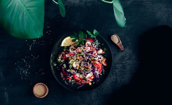 מרענן: סלט צבעוני ברוטב בוטנים