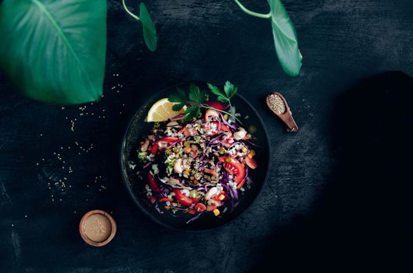 מרענן: סלט צבעוני ברוטב בוטנים