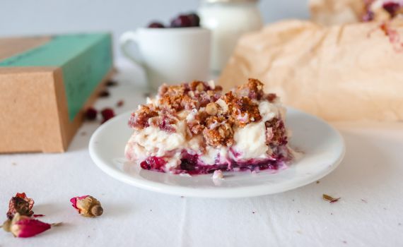 חלומי: עוגת גבינה טבעונית עם ריבה וקראמבל ורוד