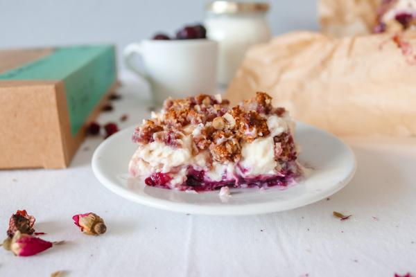 חלומי: עוגת גבינה טבעונית עם ריבה וקראמבל ורוד