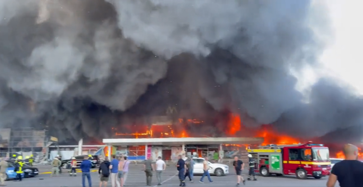 צפו: רגע פגיעת הטיל בקניון במרכז אוקראינה