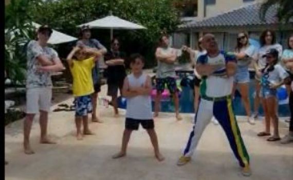 הילד שחווה תקיפה אלימה, הוזמן לקליפ של קוגומולו