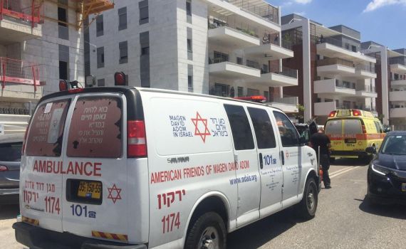 בת 14 נפלה מגובה בבניין ופונתה לבית החולים ברזילי