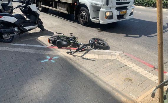 תאונה קשה: רוכב אופניים נפגע ונלכד מתחת למשאית