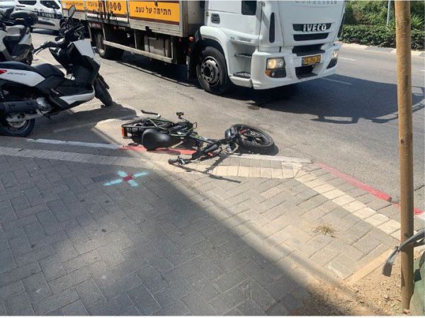 תאונה קשה: רוכב אופניים נפגע ונלכד מתחת למשאית